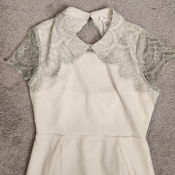 Lace dress with collar and key hole back. Size Small. - Picture 3 of 11